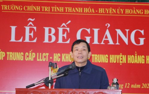5. đồng chí Lê Văn Nghĩa- Trưởng ban Tổ chức huyện ủy Hoằng Hóa  phát biểu tại lễ bế giảng.jpg