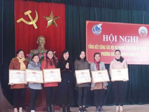 2. đồng  chí Đoàn Thị Hải- PBTTT huyện ủy trao bằng khen của TW hội PN Việt nam cho 6 tập thể xuất sắc.jpg