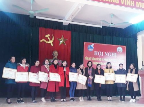 3. đồng chí Hoàng Thị Định- Chủ tịch Hội Phụ nữ huyện trao giấy khen, phần thưởng cho các tập thể, cá nhân có thành tích trong phong trào công tác hội năm 2020.jpg
