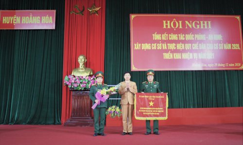 Anh 9. Trao cờ thi đua của Chủ tịch UBND tỉnh cho Ban chỉ huy quân sự huyện Hoằng Hóa đã có thành tích xuất sắc dẫn đầu phong trào thi đua quyết thắng năm 2020.JPG