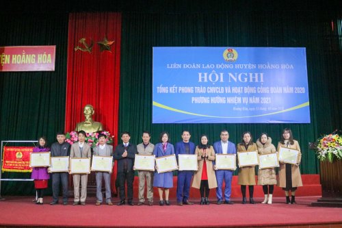 Các đồng chí lãnh đạo LĐLĐ tỉnh và lãnh đạo huyện trao tặng Bằng khen của Tổng LĐLĐ cho các tập thể, cá nhân.jpg
