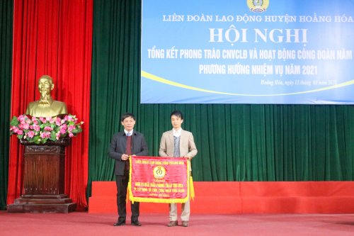 đồng chí Hà Xuân Thành - Phó Chủ tịch thường trực Liên đoàn Lao động tỉnh Thanh Hóa trao cờ thi đua cho Công đoàn công ty TNHH Dụng cụ thể thao Delta.jpg
