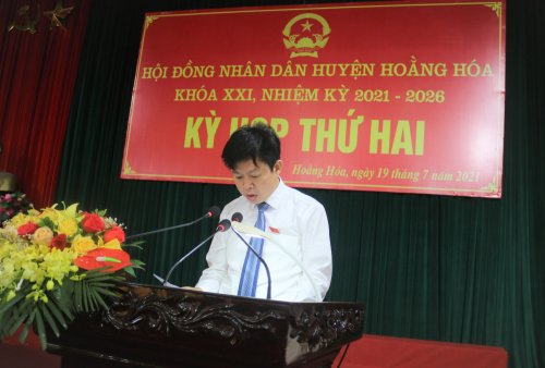 Ảnh 4. Đồng chí Lê Hồng Quang - TVHU, Phó Chủ tịch Thường trực UBND huyện báo cáo tại kỳ họp.JPG