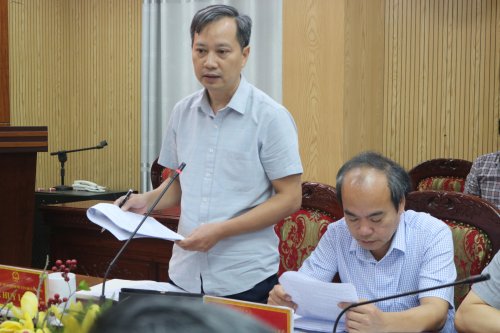 4. Đồng chí Lê huy Lượng- TVHU- PCT HĐND  huyện phát biểu ý kiến về nội dung các văn bản thông qua tại phiên họp.jpg