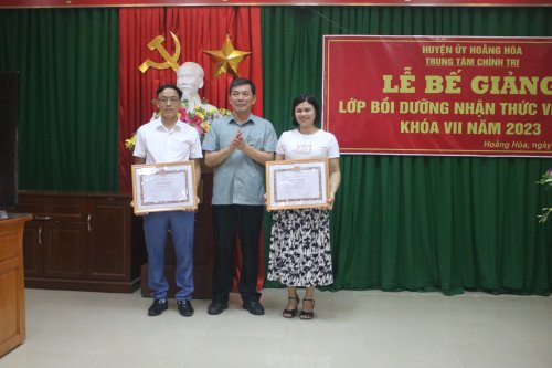 3. Đồng chí Chu Thế Sâm - TVHU - Chủ nhiệm UBKT Huyện ủy trao giây khen cho học viên xuất sắc là giáo viên của nhà trường.jpg