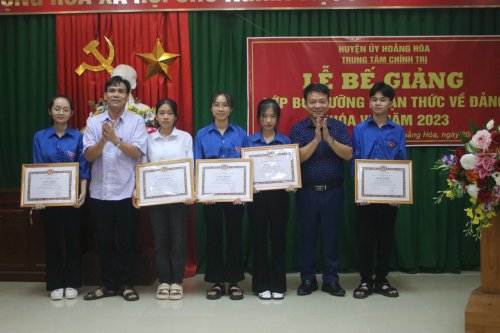 3. Giám đốc Trung tâm Chính trị huyện và Hiệu trưởng Trường THPT Hoằng Hóa 3 trao giấy khen cho học viên xuất sắc.jpg