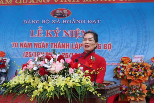 4. 1 Đồng chí Lê Thị Hoa- BT Đảng bộ xã  khai mạc.jpeg