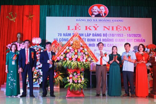 11...và cùng các đồng chí lãnh đạo huyện trao hoa chúc mừng Đảng bộ, chính quyền và nhân dân xã Hoằng Giang..jpg