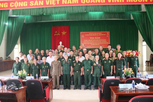 10. BLL tỉnh và các đại biểu dự buổi tọa đàm chụp ảnh lưu niệm với các hội viên quân tình nguyện  tại Lào của huyện Hoằng Hóa.JPG