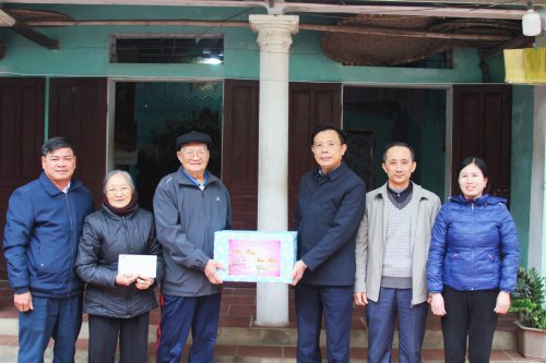5. Đoàn đã tới thăm gia đình bệnh binh 61% Đỗ Nguyên Nở thôn Trinh Hà xã Hoằng Trung..jpg