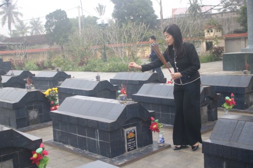 5. Đồng chí Đoàn Thị Hải - Phó Bí thư Thường trực Huyện ủy dâng hương lên từng phần mộ các anh hùng Liệt sỹ.jpg