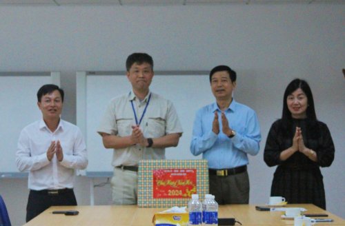 4. Các đồng chí Thường trực Huyện ủy Hoằng Hóa tặng quà đầu năm tới lãnh đạo và người lao động Công ty..jpg