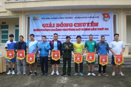 2. Ban Tổ chức trao cờ lưu niệm cho các đội bóng tham gia giải.jpg