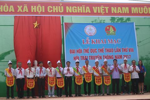 lãnh đạo PVHTT-TTVHTDTT huyện cùng lãnh đạo xã trao cờ lưu niệm cho các chi đội (1).JPG
