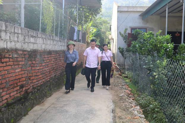 Ảnh có chứa trang phục, ngoài trời, giày dép, người

Mô tả được tạo tự động