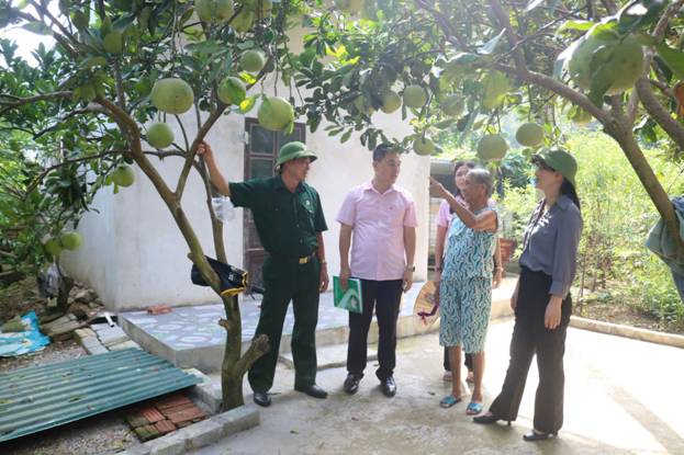 Ảnh có chứa trang phục, người, ngoài trời, trái cây

Mô tả được tạo tự động