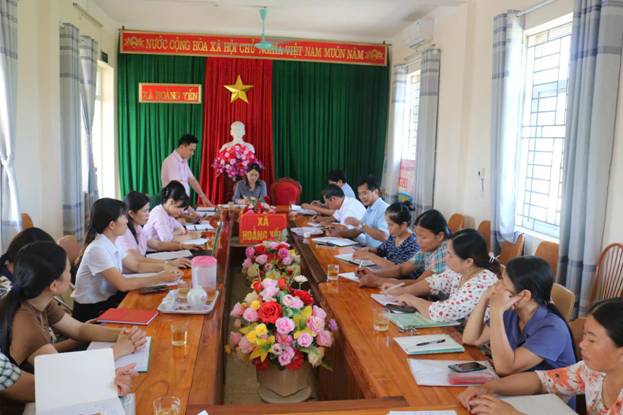 Ảnh có chứa trong nhà, phụ nữ, hoa, trang phục

Mô tả được tạo tự động
