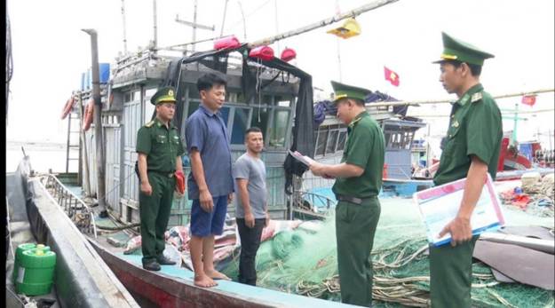 Ảnh có chứa thuyền, trang phục, người, bầu trời

Mô tả được tạo tự động