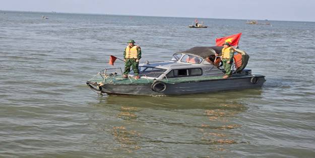 Ảnh có chứa ngoài trời, nước, phương tiện vận chuyển, bầu trời

Mô tả được tạo tự động