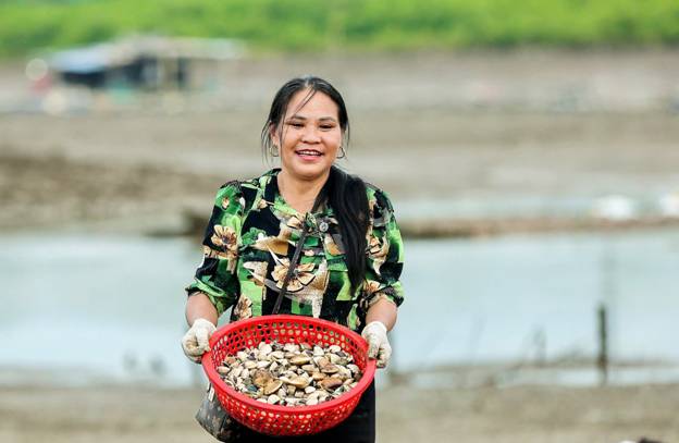 Ảnh có chứa người, trang phục, ngoài trời, Mặt người

Mô tả được tạo tự động