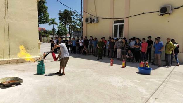 Ảnh có chứa ngoài trời, mặt đất, trang phục, giày dép

Mô tả được tạo tự động