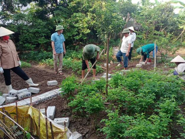 Ảnh có chứa ngoài trời, trang phục, cây cối, thực vật

Mô tả được tạo tự động