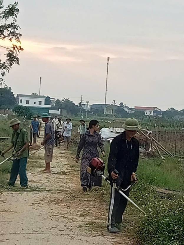 Ảnh có chứa ngoài trời, bầu trời, trang phục, người

Mô tả được tạo tự động