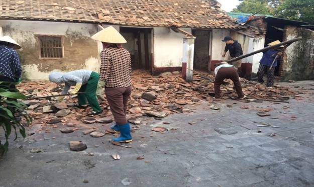 Ảnh có chứa ngoài trời, mặt đất, tòa nhà, trang phục

Mô tả được tạo tự động