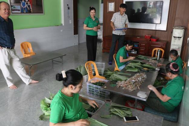 Ảnh có chứa trang phục, người, cậu bé, trong nhà

Mô tả được tạo tự động