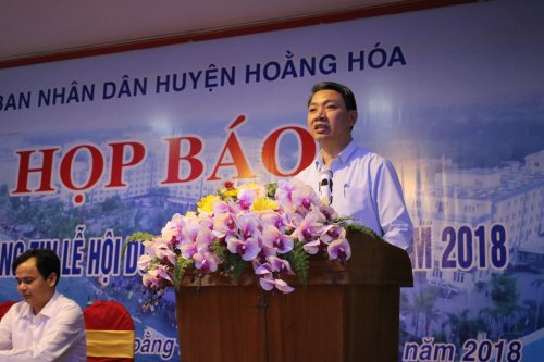 đc Lê Đức Giang - PBT- Chủ tịch UBND huyện phát biểu tại buổi họp báo.JPG