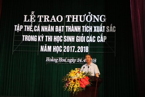 Đồng chí Lê Đức Giang, PBT, Chủ tịch UBND huyện khai mạc buổi lễ.JPG
