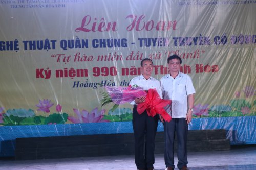 Đỗ Hữu  Cương Giám đốc Thư viện tỉnh trao hoa cho đại diện đơn vị đăng cai tổ chức tại cụm.JPG