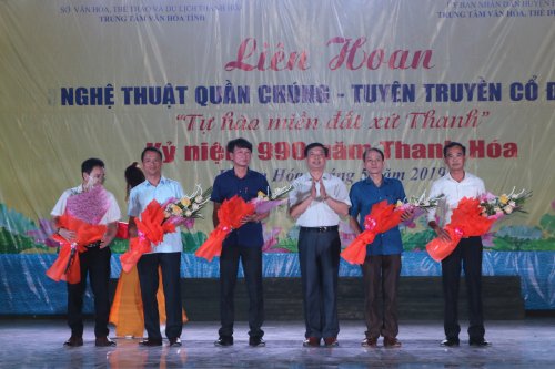 đc Lê Xuân Thu Bí thư HU Hoằng Hóa tặng hoa cho các đơn vị tham gia LHNTQC 2019.JPG