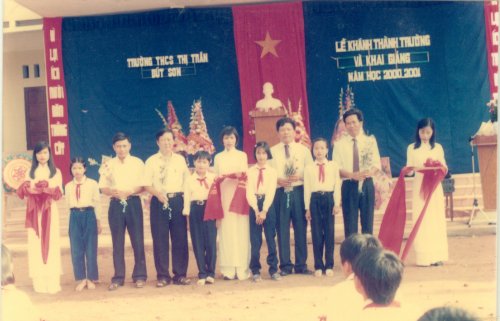 2. đc Nguyễn Văn Ngoan, nguyên BTHU cùng lãnh đạo TT Bút sơn cắt băng khánh thành và dự khai giảng năm học 2000-2001.jpg