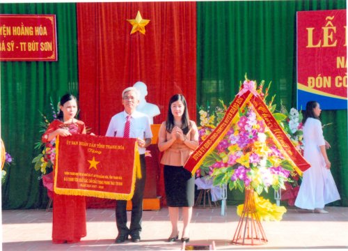 4.đc Đoàn thị Hải - PCT UBND huyện trao cờ thi đua cho nhà trường.jpg