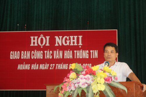2. đc Nguyễn Văn Mãi- Phó trưởng Phòng VHTT truyền đạt các nội dung về Giảm nghèo thông tin.JPG
