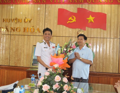 3. Đồng chí Bí thư Huyện ủy tặng đồng chí Thiếu tướng Chu Ngọc Sáng bó hoa tươi thắm và cuốn Lịch sử giáo dục huyện Hoằng Hóa lưu niệm.JPG