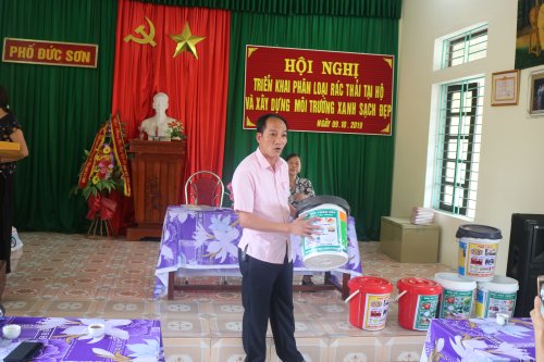 2. và ông Lê Hồng Sơn- CT UBND TT Bút Sơn  trực tiếp giới thiệu hướng dẫn các hội viên cách phân loại rác tại hộ.jpg