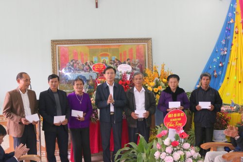 4. đc PCT UBND huyện tặng quà cho 1 số hộ giáo dân có hoàn cảnh khó khăn.JPG