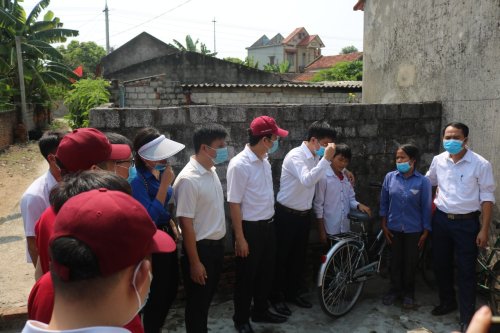 2. đồng chí Nguyễn Sỹ Hiệp- CTUBND xã(bên phải) cùng đoàn tới thăm và trao tiền hỗ trợ xây nhà cho gia đình em  Hoàng Văn Thông.jpg