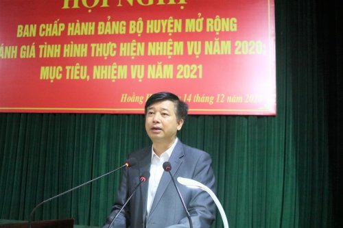 Đồng chí Lê Xuân Thu - Tỉnh ủy viên - Bí thư Huyện ủy - Chủ tịch HĐND huyện phát biểu kết luận hội nghị 1.jpg