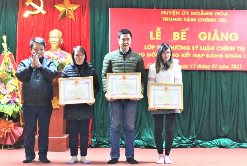 Ảnh 4. Trung tâm Chính trị huyện đã khen thưởng 3 học viên đạt thành tích xuất sắc trong quá trình học tập.JPG