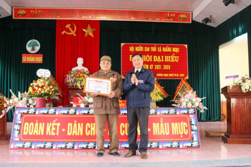 Ông Nguyễn Văn Lĩnh - Chủ tịch Hội ngừoi cao tuổi huyện trao bằng khen của Hội Người cao tuổi tỉnh cho Hội NCT xã Hoằng Ngọc.jpg