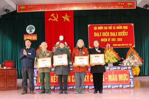 Ông Nguyễn Văn Lĩnh - Chủ tịch Hội người cao tuổi huyện trao giấy khen của huyện hội cho các tập thể và cá nhân hội người cao tuổi xã Hoằng Ngọc.jpg