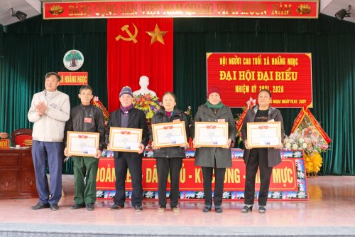 Đồng chí Bùi Đình Tấn - Bí thư đảng uỷ - Chủ tịch HĐND xã trao giấy khen của xã cho các tập thể và cá nhân.jpg