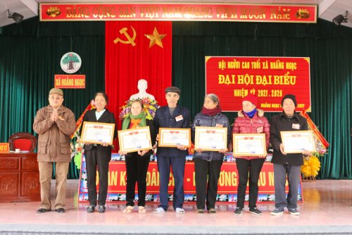 Chủ tịch Hội người cao tuổi xã trao giấy khen cho các tập thể, cá nhân.jpg