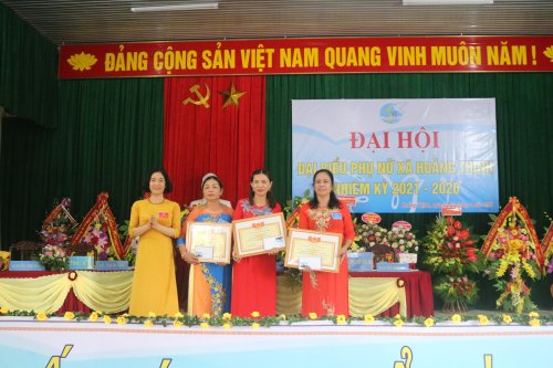 Đồng chí Hoàng Thị Định - Chủ tịch Hội LHPN huyện trao giấy khen cho các tập thể.JPG