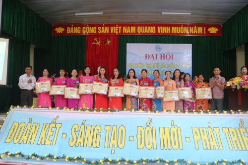 Lãnh đạo đảng uỷ, chính quyền xã Hoằng Thịnh trao giấy khen cho các cá nhân.JPG