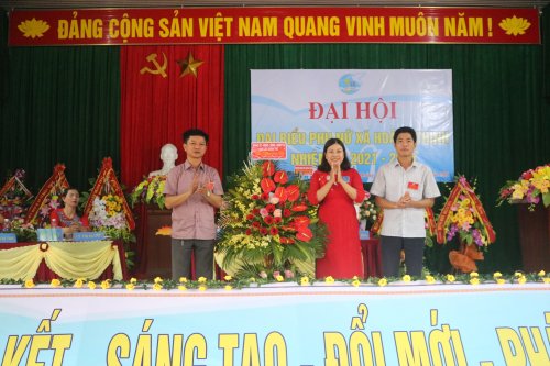 Lãnh đạo cấp uỷ, Chính quyền, MTTQ xã tặng hoa chúc mừng đại hội.JPG