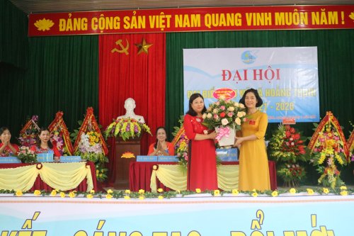 và tặng hoa chúc mừng đại hội.JPG